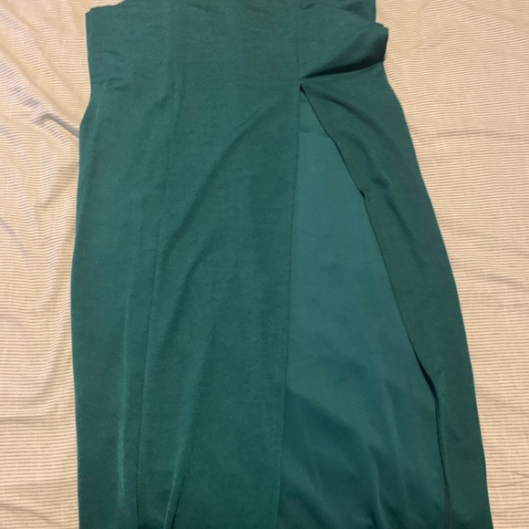 PrettyLittleThing-Emerald Green Dress With Split - Picture 2 of 3